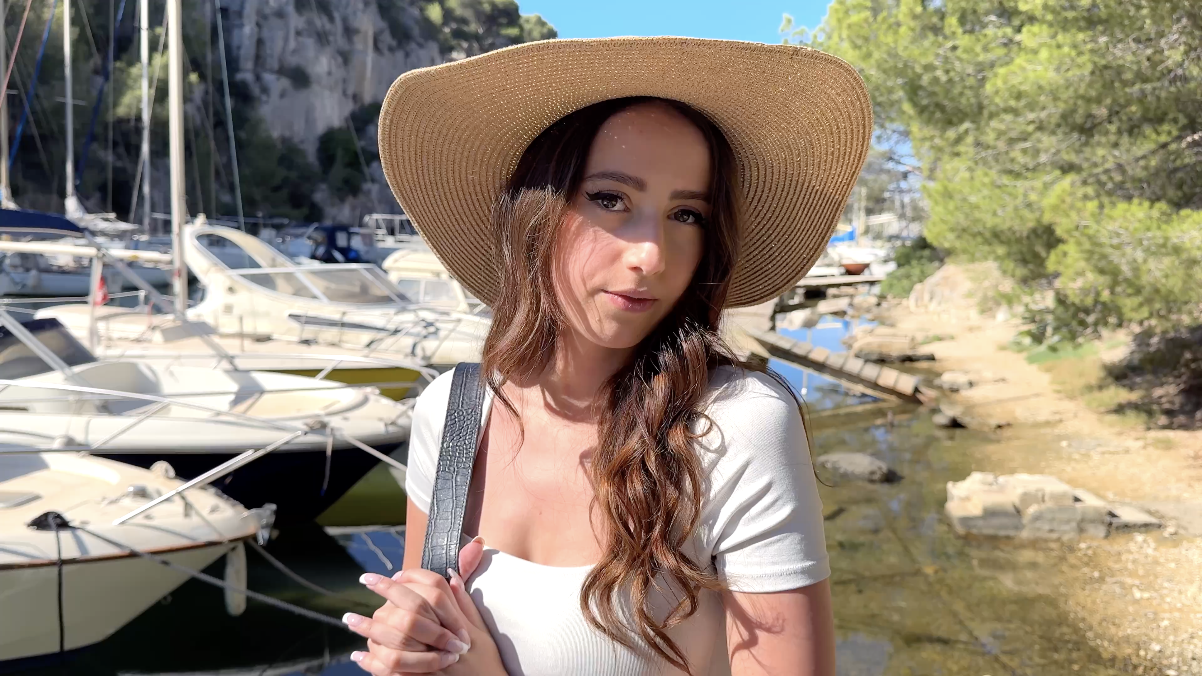 Hellolimoon, un look estival et un sourire ravageur pour débuter l'aventure