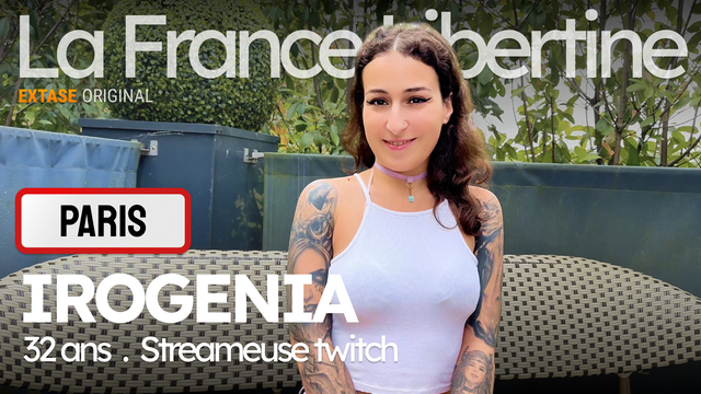 Une geek coquine qui veut terminer le game